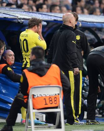 FUSSBALL CHAMPIONS LEAGUE HALBFINALE RÜCKSPIEL 2012 2013 Real Madrid - Borussia Dortmund 30.04.2013 Musste verletzt ausgewechselt werden: Mario Götze (Borussia Dortmund) 
