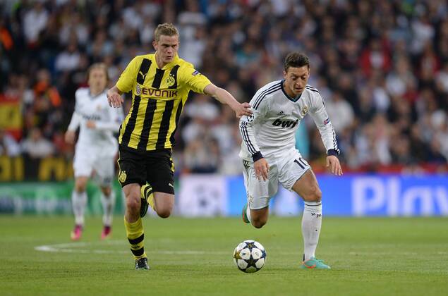 FUSSBALL CHAMPIONS LEAGUE HALBFINALE RÜCKSPIEL 2012 2013 Real Madrid - Borussia Dortmund 30.04.2013 Sven Bender (li, Borussia Dortmund) gegen Mesut Özil (re, Real Madrid) 