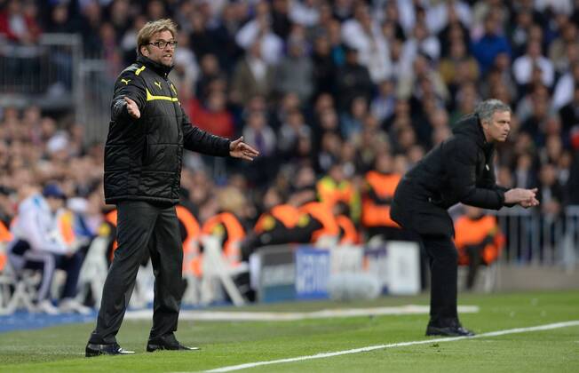 FUSSBALL CHAMPIONS LEAGUE HALBFINALE RÜCKSPIEL 2012 2013 Real Madrid - Borussia Dortmund 30.04.2013 Emotional an der Seitenlinie: Trainer Jürgen Klopp (li, Borussia Dortmund) und Trainer Jose Mourinho (re, Real Madrid) 