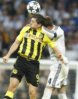 Robert LEWANDOWSKI; Nr.9 BVB im Kopfballduell, Aktion, mit Sergio RAMOS, Real 4 Aktion, Zweikampf, Spielszene, Tackling, Ball REAL MADRID - BORUSSIA DORTMUND ( - ) Fussball UEFA Champions League, Halbfinale Rückspiel, Madrid, 30.04.2013 CL Saison 2012 2013, BVB, RM