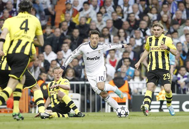 Real Madrid s Mesut Özil against Borussia Dortmund s Sven Bender and Marcel Schmelzer during UEFA Champions League match. April 30, 2013.  (1583355)