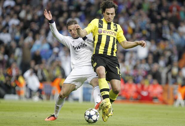 Real Madrid s Gonzalo Higuain against Borussia Dortmund s Mats Hummels during UEFA Champions League match. April 30, 2013.  (1583356)