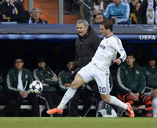 30.04.2013, Fussball Champions League Halbfinale Rückspiel: Real Madrid - Borussia Dortmund, im Bernabeu-Stadion Madrid (Spanien). Trainer Jose Mourinho (Real Madrid) feuert Gonzalo Higuain (Real Madrid) an.