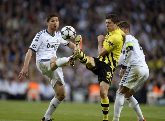 30.04.2013, Fussball Champions League Halbfinale Rückspiel: Real Madrid - Borussia Dortmund, im Bernabeu-Stadion Madrid (Spanien). v.li: Xabi Alonso (Real Madrid) gegen Robert Lewandowski (Dortmund).