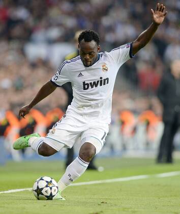 FUSSBALL CHAMPIONS LEAGUE HALBFINALE RÜCKSPIEL 2012 2013 Real Madrid - Borussia Dortmund 30.04.2013 Michael Essien (Real Madrid) Einzelaktion am Ball 