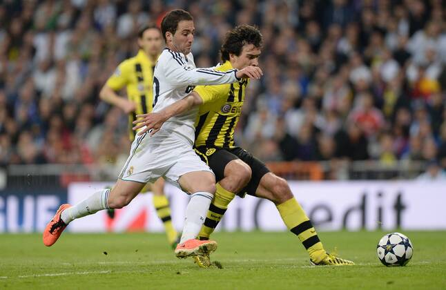 FUSSBALL CHAMPIONS LEAGUE HALBFINALE RÜCKSPIEL 2012 2013 Real Madrid - Borussia Dortmund 30.04.2013 Gonzalo Higuain (li, Real Madrid) gegen Mats Hummels (re, Borussia Dortmund) 