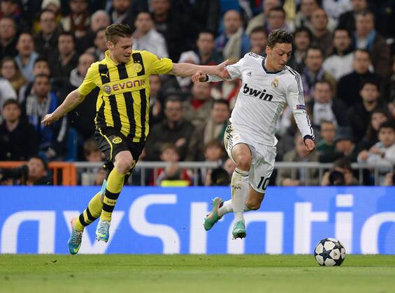 FUSSBALL CHAMPIONS LEAGUE HALBFINALE RÜCKSPIEL 2012 2013 Real Madrid - Borussia Dortmund 30.04.2013 Lukasz Piszczek (li, Borussia Dortmund) gegen Mesut Özil (re, Real Madrid) 