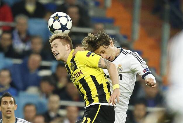 Marco REUS, Nr.11 BVB im Kopfballduell, Aktion, mit Luka MODRIC, Real 19 Aktion, Zweikampf, Spielszene, Tackling, Ball REAL MADRID - BORUSSIA DORTMUND ( - ) Fussball UEFA Champions League, Halbfinale Rückspiel, Madrid, 30.04.2013 CL Saison 2012 2013, BVB, RM