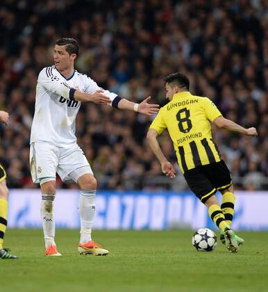 FUSSBALL CHAMPIONS LEAGUE HALBFINALE RÜCKSPIEL 2012 2013 Real Madrid - Borussia Dortmund 30.04.2013 Cristiano Ronaldo (li, Real Madrid) meckert, Ilkay Gündogan (re, Borussia Dortmund) spielt 