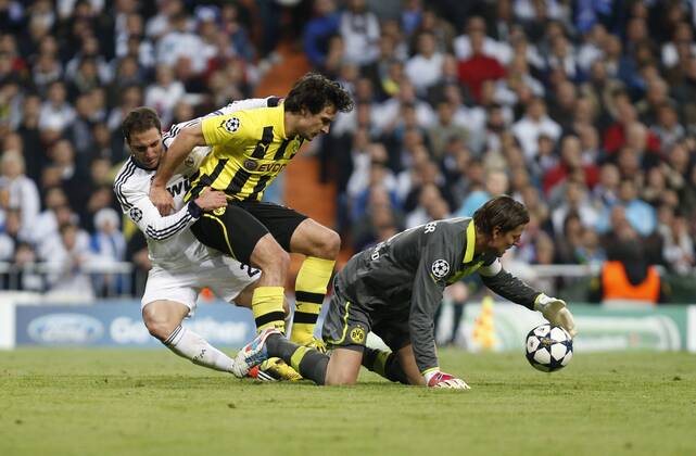 Roman Weidenfeller, Mats Hummels, Gonzalo Higuain Soccer match between Real Madrid and Borussia Dortmund corresponding to semirfinal of the Champions League, held at the Santiago Bernabeu stadium, in Madrid 4 30 2013. 