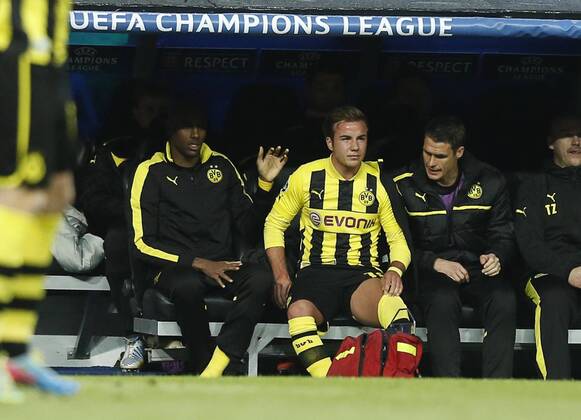Mario GÖTZE (GOETZE), Nr. 10 BVB Verletzung, Verstauchung, Zerrung, Tape, Verband, Tapeverband, Wunde, Verletzung, Kompressionsverband REAL MADRID - BORUSSIA DORTMUND ( - ) Fussball UEFA Champions League, Halbfinale Rückspiel, Madrid, 30.04.2013 CL Saison 2012 2013, BVB, RM