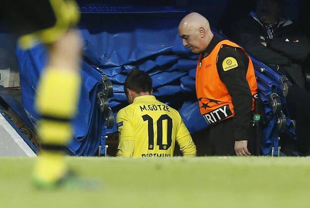 Mario GÖTZE (GOETZE)verlaesst das Spielfeld Nr. 10 BVB Verletzung, Verstauchung, Zerrung, Tape, Verband, Tapeverband, Wunde, Verletzung, Kompressionsverband REAL MADRID - BORUSSIA DORTMUND ( - ) Fussball UEFA Champions League, Halbfinale Rueckspiel, Madrid, 30.04.2013 CL Saison 2012 2013, BVB, RM