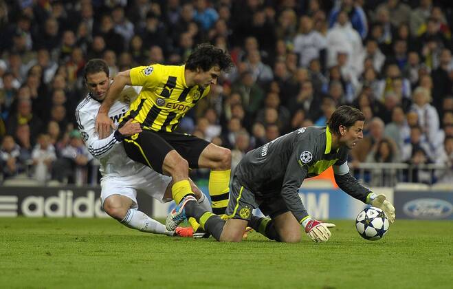 30.04.2013, Fussball Champions League Halbfinale Rückspiel: Real Madrid - Borussia Dortmund, im Bernabeu-Stadion Madrid (Spanien). v.li: Gonzalo Higuain (Real Madrid) gegen Mats Hummels (Dortmund) und Torwart Roman Weidenfeller (Dortmund).