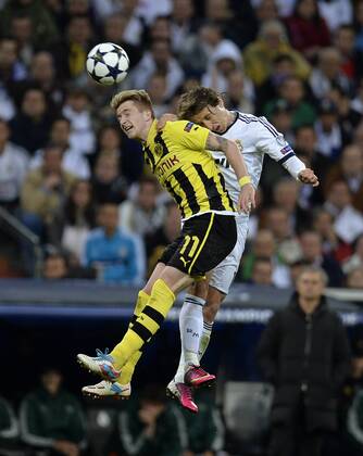 30.04.2013, Fussball Champions League Halbfinale Rückspiel: Real Madrid - Borussia Dortmund, im Bernabeu-Stadion Madrid (Spanien). v.li: Marco Reus (Dortmund) gegen Luka Modric (Real Madrid).