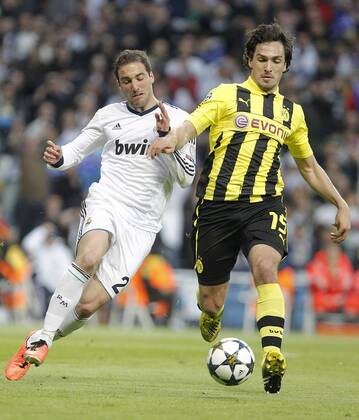 Real Madrid s Gonzalo Higuain against Borussia Dortmund s Mats Hummels during UEFA Champions League match. April 30, 2013.  (1583408)