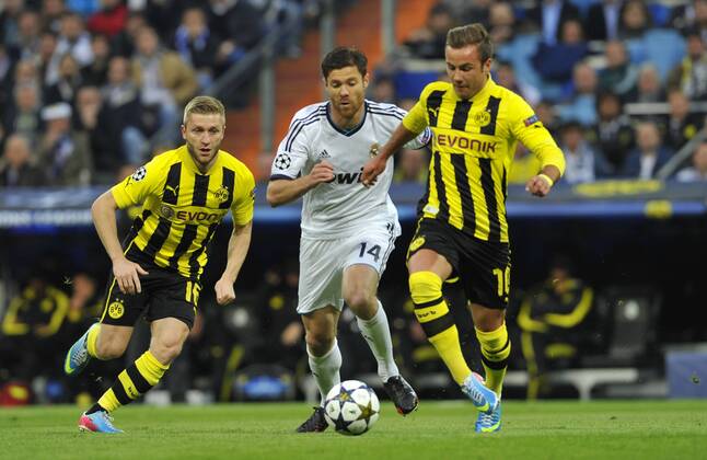 30.04.2013, UEFA Champions League Halbfinale, Real Madrid - Borussia Dortmund, v.l.Jakub Blaszczykowski (Kuba) (Borussia Dortmund) Xabi Alonso (Real Madrid) Mario Gotze(Borussia Dortmund)