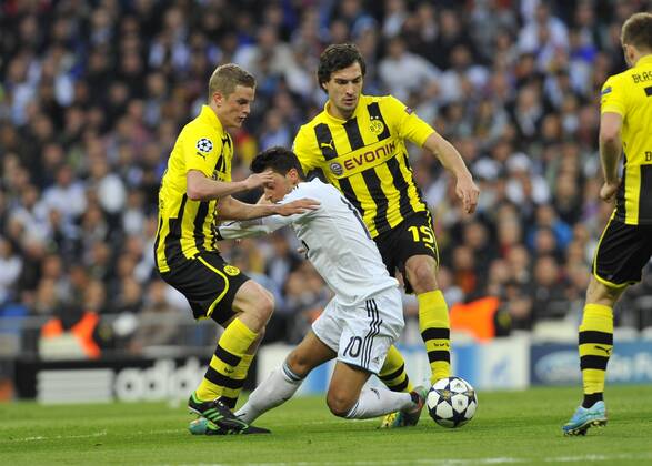 30.04.2013, UEFA Champions League Halbfinale, Real Madrid - Borussia Dortmund, v.l. Mesut Özil(Real Madrid) Mats Hummels(Borussia Dortmund)