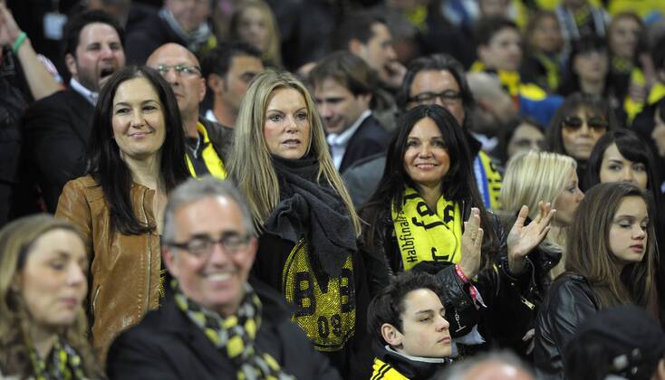 30.04.2013, Fussball Champions League Halbfinale Rückspiel: Real Madrid - Borussia Dortmund, im Bernabeu-Stadion Madrid (Spanien). Spielerfrauen Dortmund. mitte: Ehefrau von Trainer Jürgen Klopp (Dortmund), Ulla Klopp (mitte) fiebert auf der Tribüne mit.