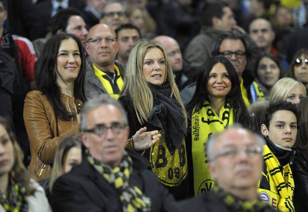 30.04.2013, Fussball Champions League Halbfinale Rückspiel: Real Madrid - Borussia Dortmund, im Bernabeu-Stadion Madrid (Spanien). Spielerfrauen Dortmund. mitte: Ehefrau von Trainer Jürgen Klopp (Dortmund), Ulla Klopp (mitte) fiebert auf der Tribüne mit.