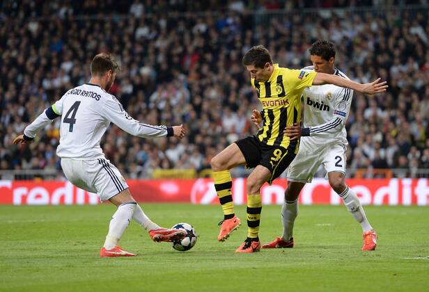 FUSSBALL CHAMPIONS LEAGUE HALBFINALE RÜCKSPIEL 2012 2013 Real Madrid - Borussia Dortmund 30.04.2013 Robert Lewandowski (Mitte, Borussia Dortmund) gegen Sergio Ramos (li) und Raphael Varane (re, beide Real Madrid) 