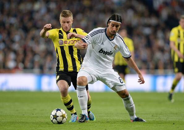 FUSSBALL CHAMPIONS LEAGUE HALBFINALE RÜCKSPIEL 2012 2013 Real Madrid - Borussia Dortmund 30.04.2013 Jakub KUBA Blaszczykowski (Kuba) (li, Borussia Dortmund) gegen Sami Khedira (re, Real Madrid) 