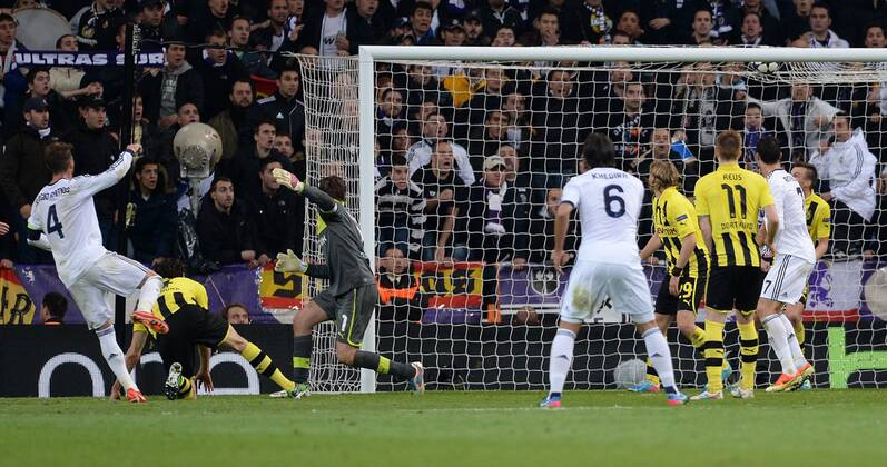 FUSSBALL CHAMPIONS LEAGUE HALBFINALE RÜCKSPIEL 2012 2013 Real Madrid - Borussia Dortmund 30.04.2013 Sergio Ramos (li, Real Madrid) knallt den Ball unter die Latte zum Tor zum 2:0. Neven Subotic (li) und Torwart Roman Weidenfeller (re, beide Borussia Dortmund) können das Tor nicht verhindern 