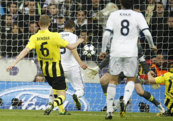 Karim BENZEMA , Real 9 schiesst das Tor zum 1-0 ,Aktion, Einzelbild, Torschuss REAL MADRID - BORUSSIA DORTMUND ( - ) Fussball UEFA Champions League, Halbfinale Rückspiel, Madrid, 30.04.2013 CL Saison 2012 2013, BVB, RM