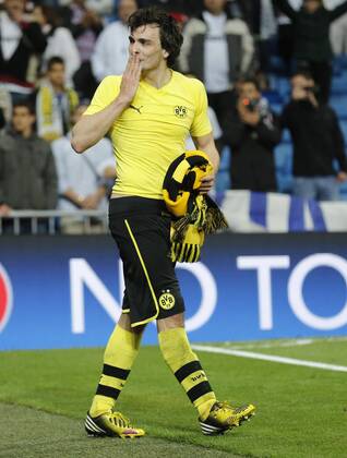 Mats HUMMELS Nr. 15 BVB Handkuss fuer Cathy, REAL MADRID - BORUSSIA DORTMUND ( - ) Fussball UEFA Champions League, Halbfinale Rueckspiel, Madrid, 30.04.2013 CL Saison 2012 2013, BVB, RM