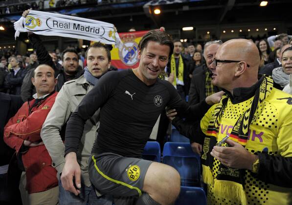 30.04.2013, Fussball Champions League Halbfinale Rückspiel: Real Madrid - Borussia Dortmund, im Bernabeu-Stadion Madrid (Spanien). Torwart Roman Weidenfeller (Dortmund) steigt zur Familie in den Zuschauerblock nach dem Spiel.