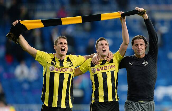 FUSSBALL CHAMPIONS LEAGUE HALBFINALE RÜCKSPIEL 2012 2013 Real Madrid - Borussia Dortmund 30.04.2013 Sebastian Kehl, Kevin Großkreutz und Torwart Roman Weidenfeller (v.l., alle Borussia Dortmund) jubeln nach dem Abpfiff mit einem Fanschal 