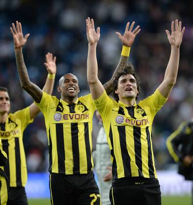 FUSSBALL CHAMPIONS LEAGUE HALBFINALE RÜCKSPIEL 2012 2013 Real Madrid - Borussia Dortmund 30.04.2013 Felipe Santana (li) und Mats Hummels (re, beide Borussia Dortmund) jubeln nach dem Abpfiff 