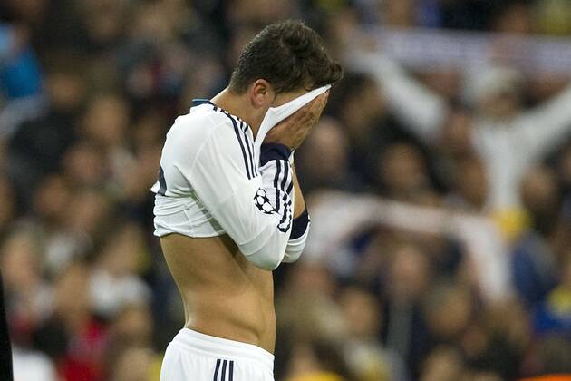 Mesut OEZIL (ÖZIL, Real) haelt sein Trikot vor das Gesicht, Fussball Champions League, Halbfinale, Real Madrid (Real) - Borussia Dortmund (DO) am 30.04.2013 in Madrid Spanien