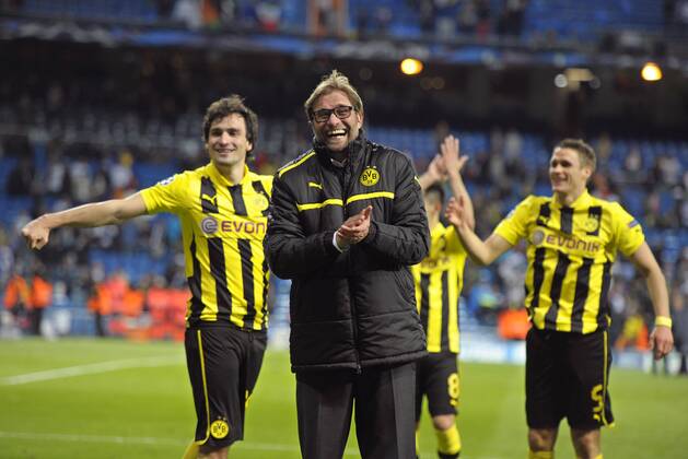 30.04.2013, Fussball Champions League Halbfinale Rückspiel: Real Madrid - Borussia Dortmund, im Bernaboy-Stadion Madrid (Spanien). Schlussjubel Trainer Jürgen Klopp (mittle, Dortmund) mit Mats Hummels (Dortmund).