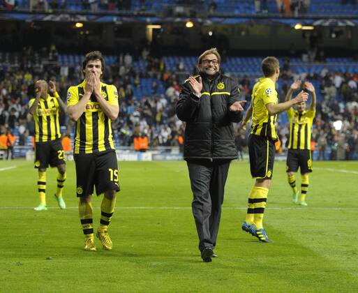 30.04.2013, Fussball Champions League Halbfinale Rückspiel: Real Madrid - Borussia Dortmund, im Bernaboy-Stadion Madrid (Spanien). Schlussjubel Trainer Jürgen Klopp (mittle, Dortmund) mit Mats Hummels (Dortmund).