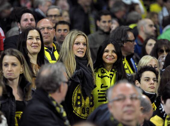 30.04.2013, Fussball Champions League Halbfinale Rückspiel: Real Madrid - Borussia Dortmund, im Bernabeu-Stadion Madrid (Spanien). Ulla (mitte), Frau von Trainer Jürgen Klopp (Dortmund). auf der Tribüne.
