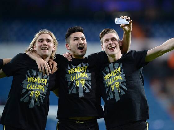 FUSSBALL CHAMPIONS LEAGUE HALBFINALE RÜCKSPIEL 2012 2013 Real Madrid - Borussia Dortmund 30.04.2013 Marcel Schmelzer, Ilkay Gündogan und Lukasz Piszczek (v.l., alle Borussia Dortmund) jubeln nach dem Abpfiff 