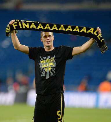 FUSSBALL CHAMPIONS LEAGUE HALBFINALE RÜCKSPIEL 2012 2013 Real Madrid - Borussia Dortmund 30.04.2013 Schlussjubel Borussia Dortmund; Sebastian Kehl mit FINALE - Fanschal und FINAL T-Shirt, Wembley is calling!! 