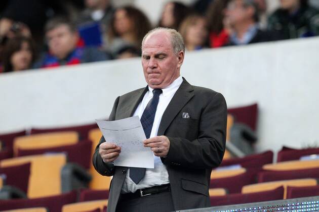 Praesident Uli HOENESS (FC Bayern Muenchen) studiert die Spielerliste EP_ckt