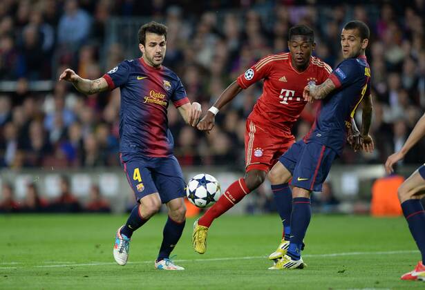 FUSSBALL CHAMPIONS LEAGUE HALBFINALE RÜCKSPIEL 2012 2013 FC Barcelona - FC Bayern München 01.05.2013 David Alaba (Mitte, FC Bayern München) gegen Cesc Fabregas (li) und Daniel Alves (re, Barca) 