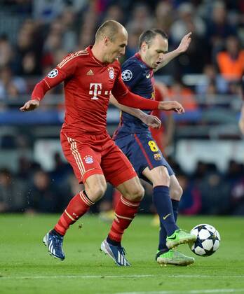 FUSSBALL CHAMPIONS LEAGUE HALBFINALE RÜCKSPIEL 2012 2013 FC Barcelona - FC Bayern München 01.05.2013 Arjen Robben (FC Bayern München) gegen Andres Iniesta (re, Barca) 