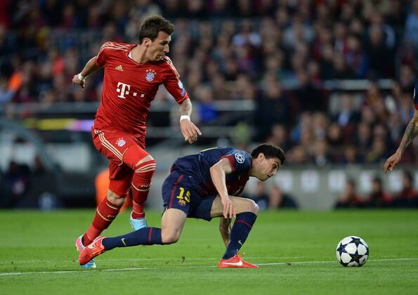 FUSSBALL CHAMPIONS LEAGUE HALBFINALE RÜCKSPIEL 2012 2013 FC Barcelona - FC Bayern München 01.05.2013 Mario Mandzukic (li, FC Bayern München) gegen Marc Bartra (re, Barca) 