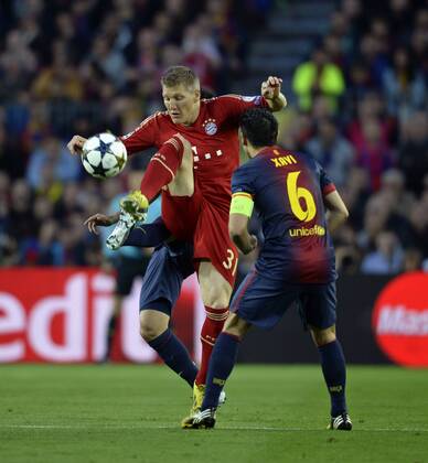 01.05.2013, Fussball Champions League Halbfinale Rückspiel: FC Barcelona - FC Bayern München, im Stadion Nou Camp in Barcelona, Spanien. Bastian Schweinsteiger (München) gegen Xavi (Barcelona).