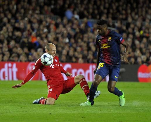 01.05.2013, Fussball Champions League Halbfinale Rückspiel: FC Barcelona - FC Bayern München, im Stadion Nou Camp in Barcelona, Spanien. v.li: Arjen Robben (Bayern München) gegen Alex Song (Barcelona). Robben bekommt dafür Gelbe Karte.