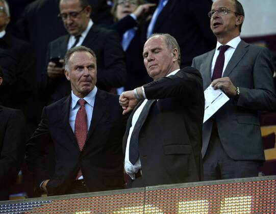01.05.2013, Fussball Champions League Halbfinale Rückspiel: FC Barcelona - FC Bayern München, im Stadion Nou Camp in Barcelona, Spanien. Vorstandsvorsitzender Karl-Heinz Rummenigge (München) und Präsident Uli Hoeneß (re, München, Höness, Höneß, Hoeness, Hoeneß) auf der Tribüne.
