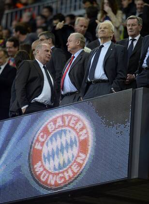 01.05.2013, Fussball Champions League Halbfinale Rückspiel: FC Barcelona - FC Bayern München, im Stadion Nou Camp in Barcelona, Spanien. Präsident Uli Hoeneß (München, Höness, Höneß, Hoeness, Hoeneß) und Edmund Stoiber auf der Tribüne.