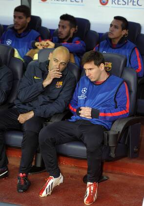 01.05.2013, Fussball Champions League Halbfinale Rückspiel: FC Barcelona - FC Bayern München, im Stadion Nou Camp in Barcelona, Spanien. Lionel Messi (re, Barcelona) sitzt auf der Bank.
