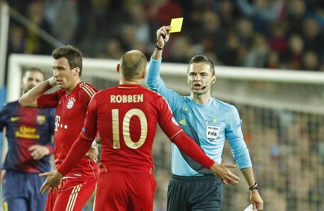 Arjen ROBBEN, 10 FCB bekommt die Gelbe Karte FC BARCELONA - FC BAYERN MÜNCHEN ( - ) Fussball UEFA Champions League, Halbfinale Rueckspiel, Barcelona, 01.05.2013 CL Saison 2012 2013, FCB, BARCA