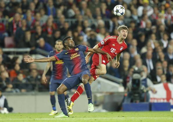 Thomas Müller Mueller (Bayern 25) im Zweikampf , Aktion um den Ball gegen Alexandre SONG (BARCA 25) Aktion, Zweikampf, Spielszene, Tackling, Ball FC BARCELONA - FC BAYERN MÜNCHEN ( - ) Fussball UEFA Champions League, Halbfinale Rueckspiel, Barcelona, 01.05.2013 CL Saison 2012 2013, FCB, BARCA