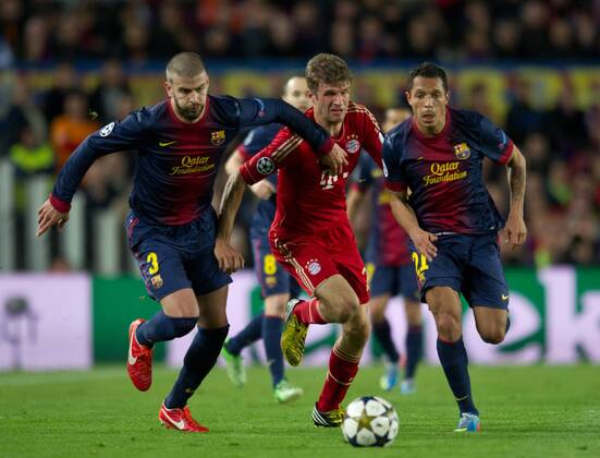 Gerard PIQUE l) und ADRIANO (r beideBAR) - Thomas MUELLER (unten BAY) Fussball international UEFA Championsleague Saison 2012 2013 - Halbfinale Rueckspiel: FC Barcelona - FC Bayern München in Barcelona, Spanien am 01.05.2013,