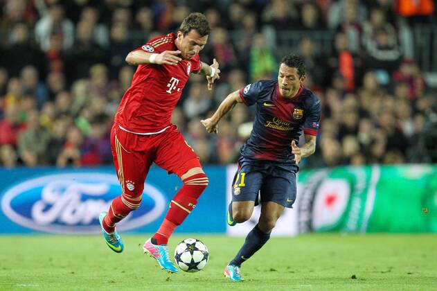 Zweikampf zwischen links Mario MANDZUKIC 9 (FC Bayern München) und ADRIANO 21 (FC Barcelona) EP_ckt